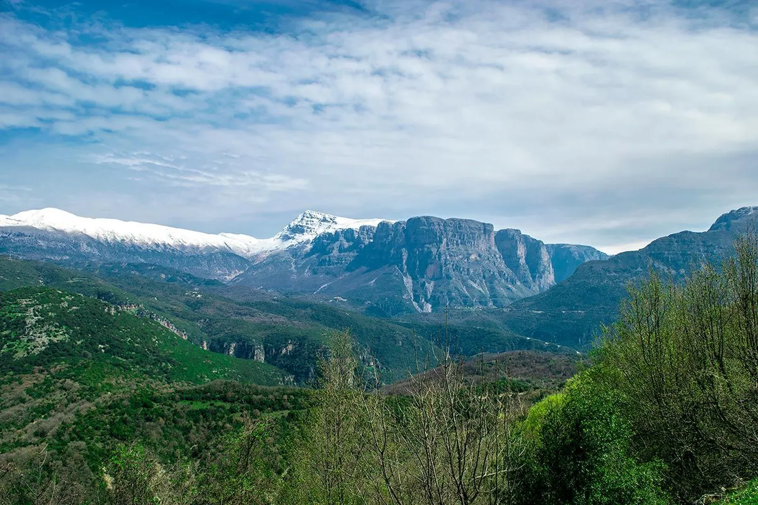 Βουνά με χιόνι στις κορυφές και πράσινες πλαγιές